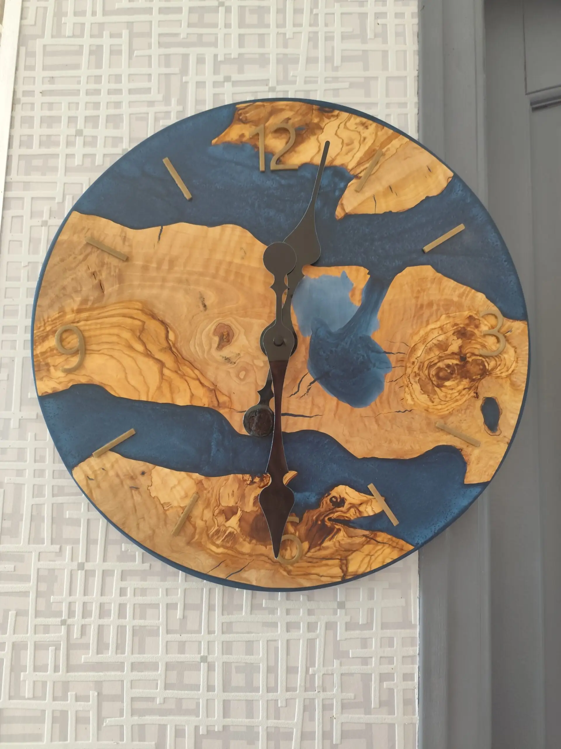 Horloge en résine époxy