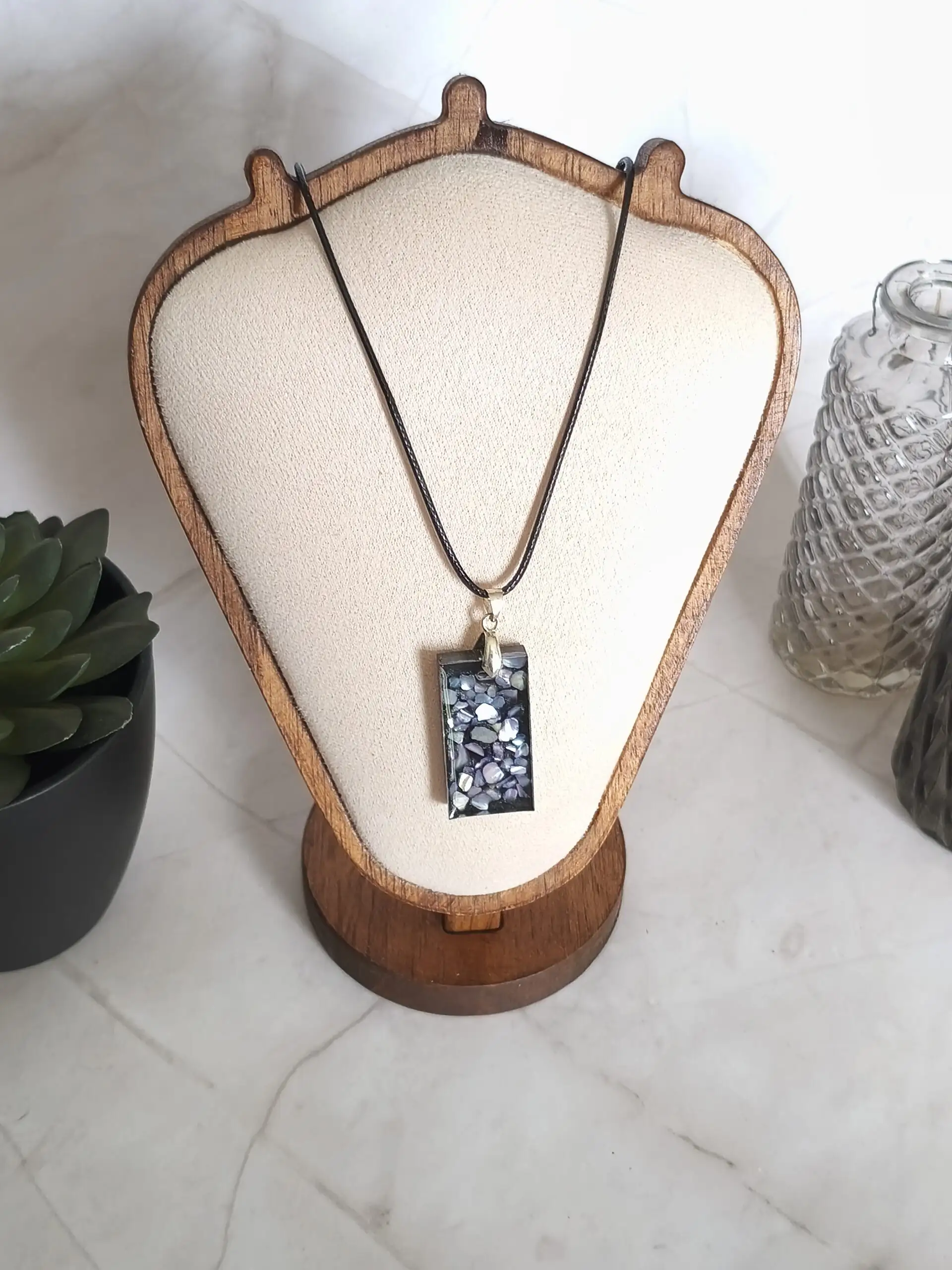 Collier en résine avec pierre img 20260205 094603