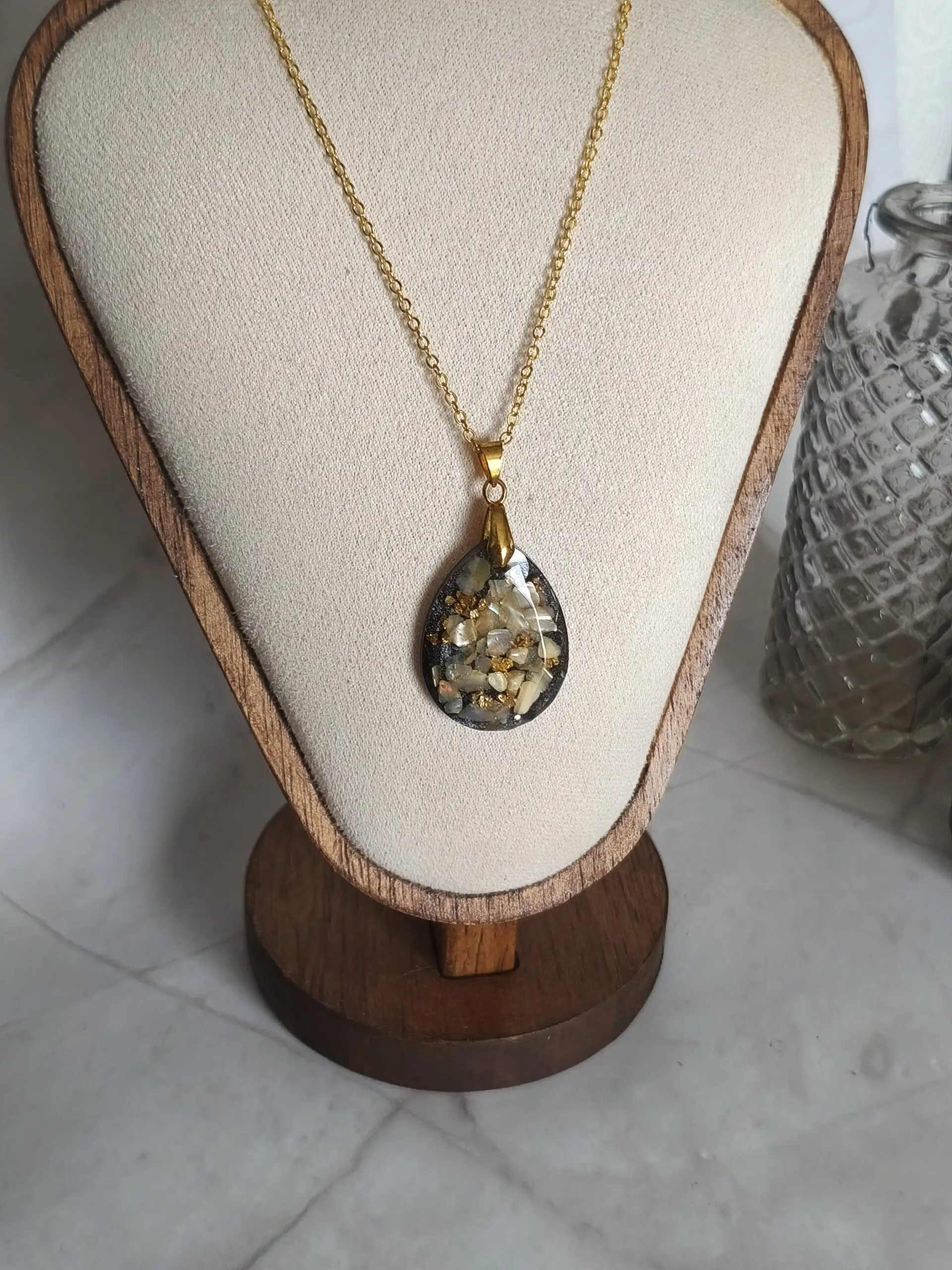 Collier en résine avec pierre img 20260205 094822